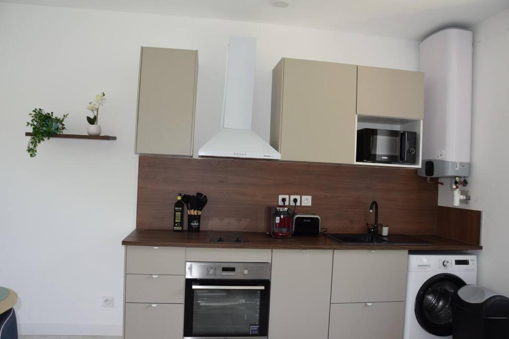 Elegant T2 A Bron, Tramway A 2Min, Box Parking, 4Personnes Apartment Exterior foto